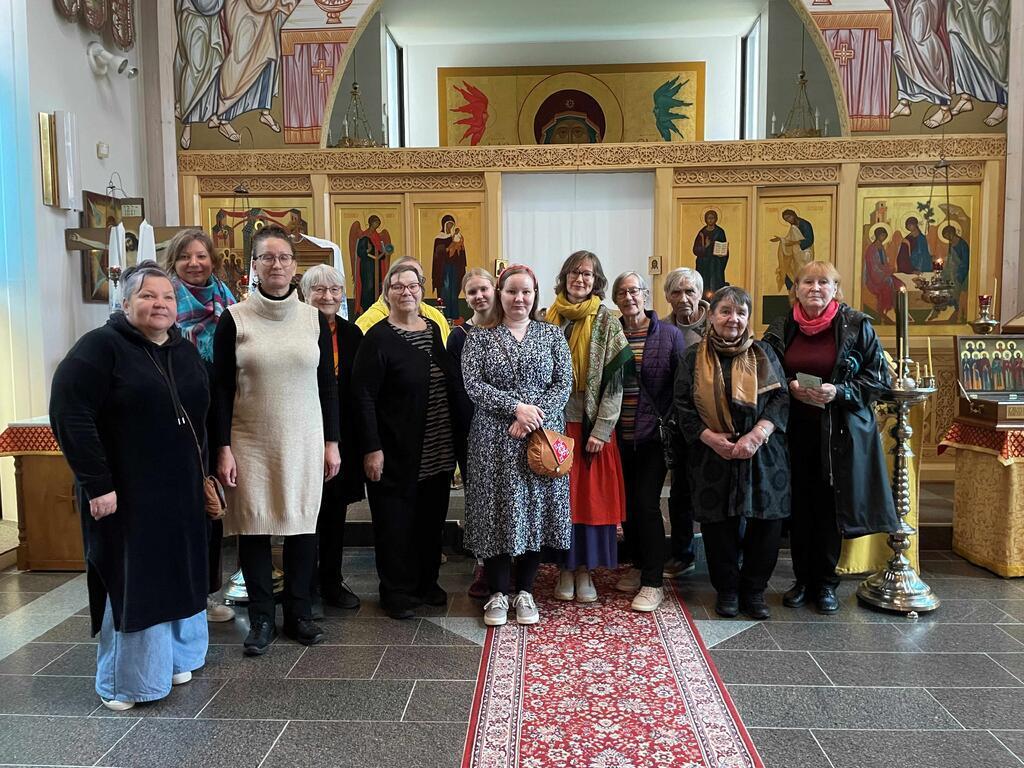 deltakere på turen til Valamo kloster oppstilt inne i klosteret